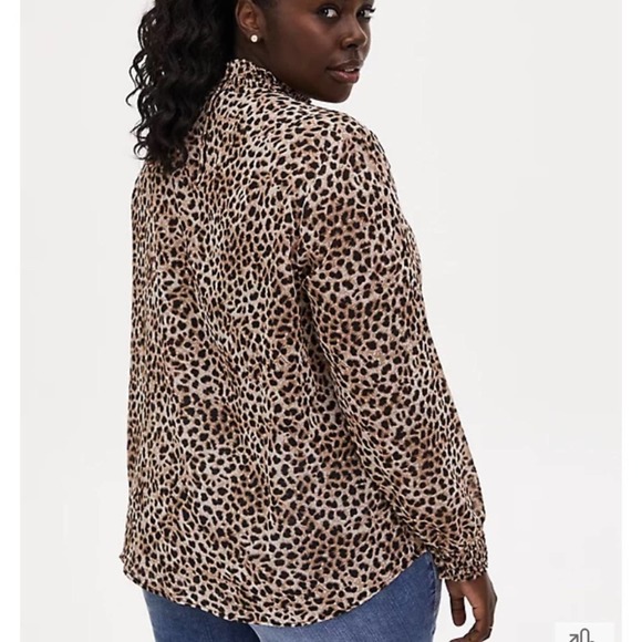 TORRID LEOPARD SHEER CHIFFON SMOCKED MOCK NECK BLOUSE SIZE 1X NWT - Picture 3 of 4